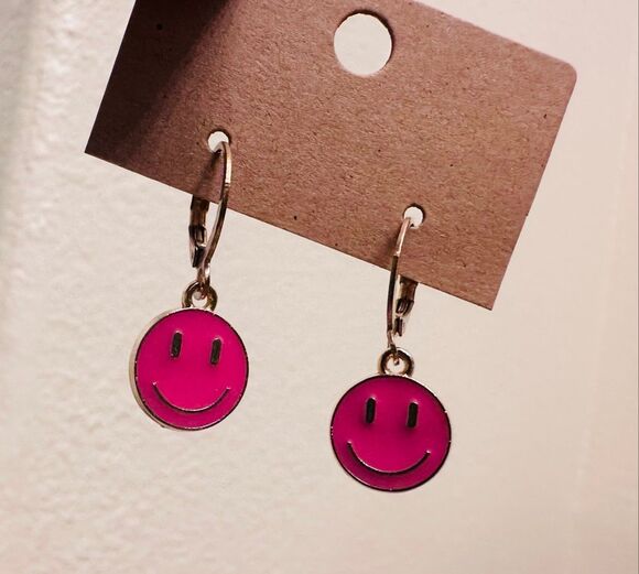 unbranded Jewelry - Smiley Face Pink and Gold Dangle Earrings New
